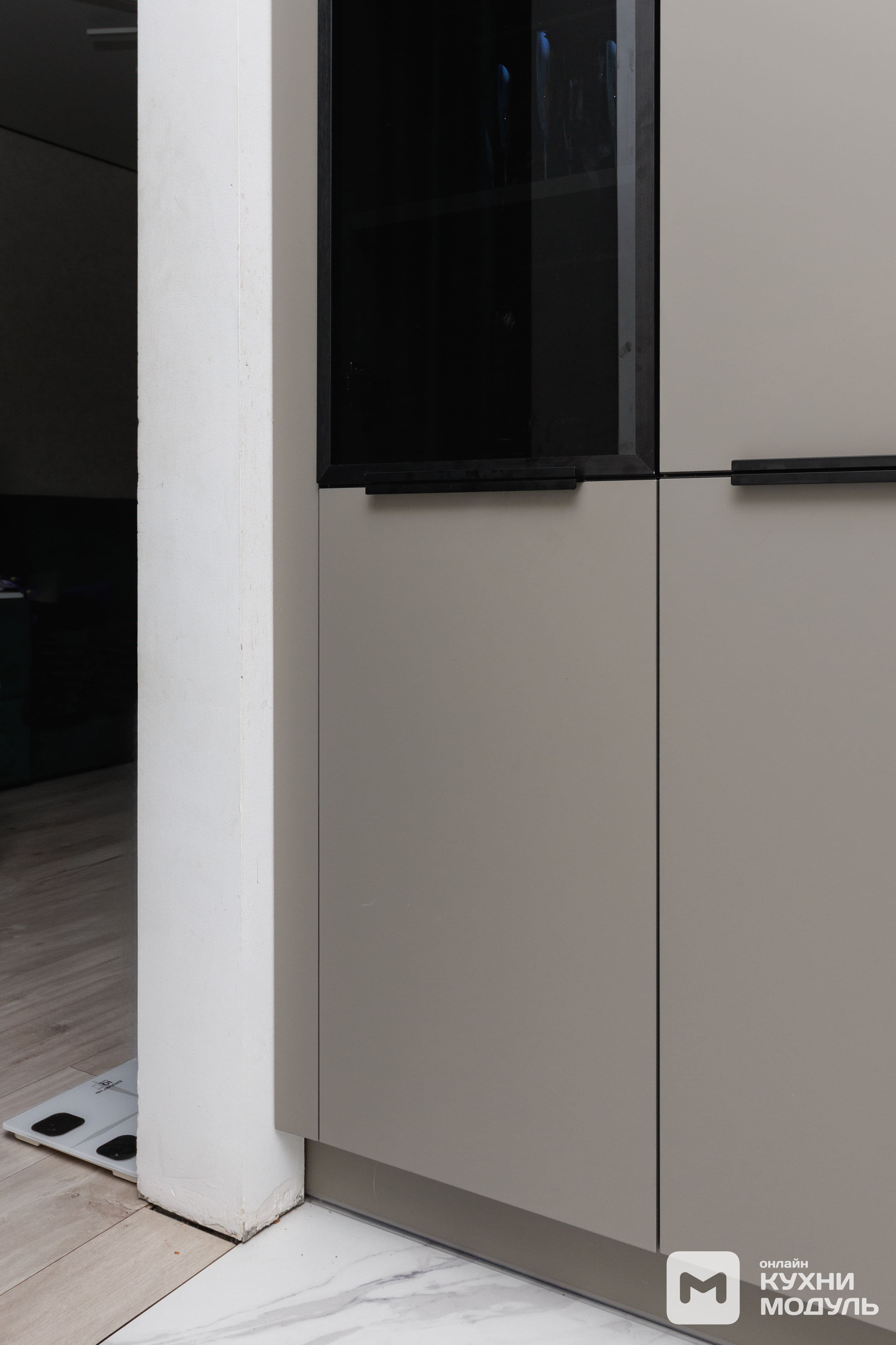 Угловая современная модульная кухня серо-коричневого цвета от Модуль онлайн