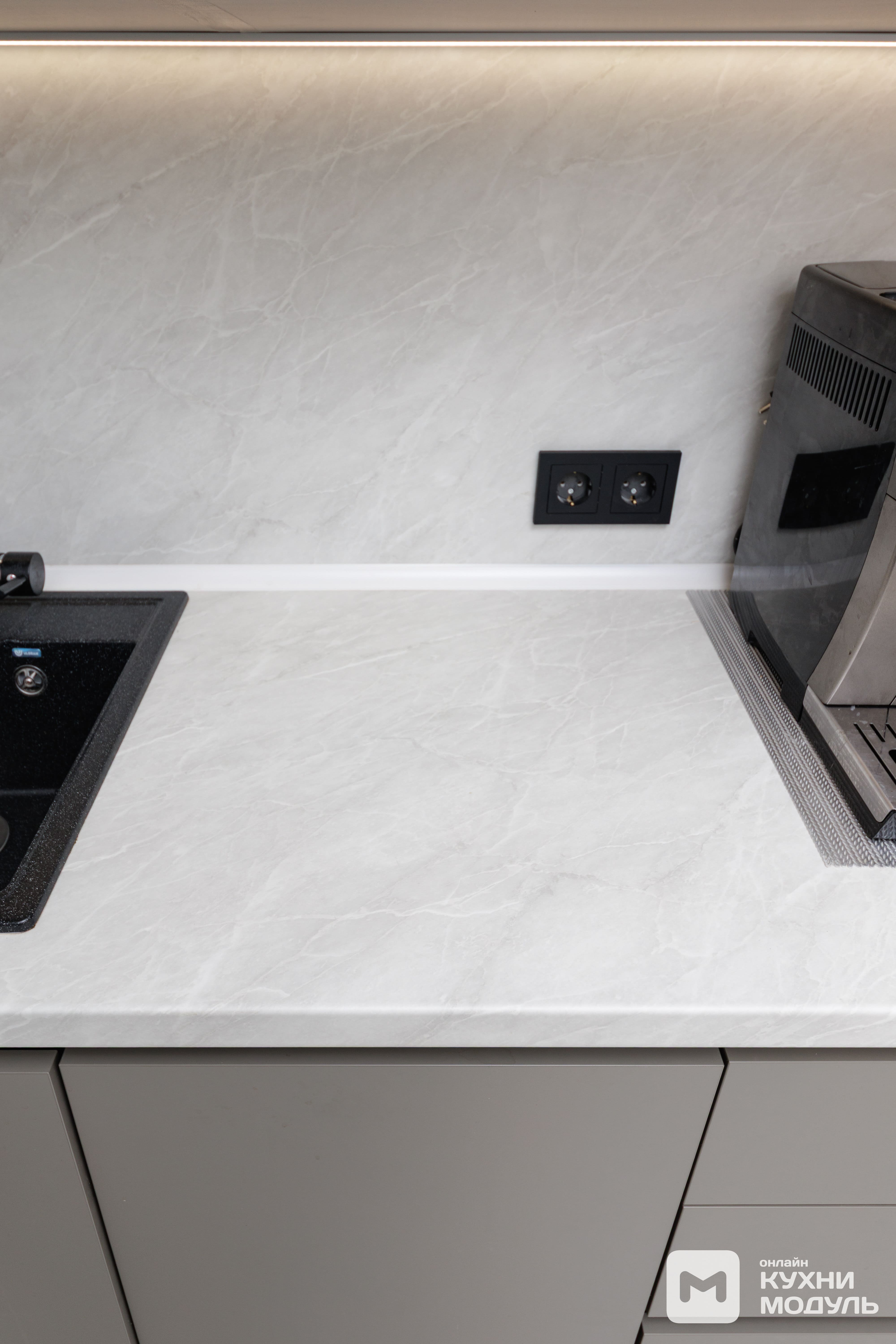 Столешница белого цвета